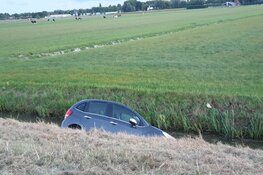 Auto belandt in sloot langs N244
