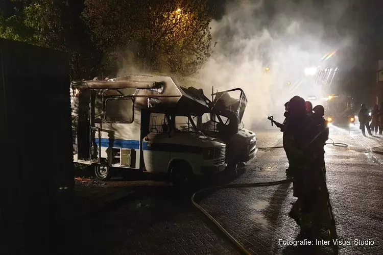 Twee campers in brand op parkeerplaats in Purmerend