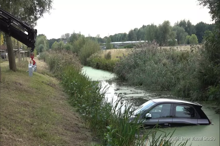 Geparkeerde auto belandt in sloot