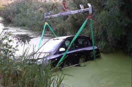Geparkeerde auto belandt in sloot