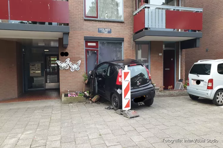 Auto rijdt uit de bocht tegen woning in Purmerend