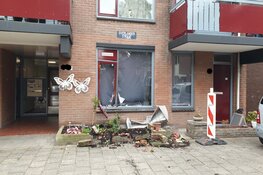 Auto rijdt uit de bocht tegen woning in Purmerend