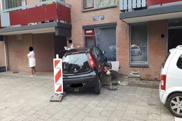 Auto rijdt uit de bocht tegen woning in Purmerend
