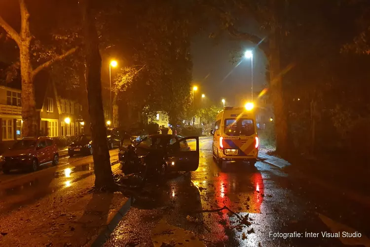 Auto tegen boom bij eenzijdig ongeval in Purmerend