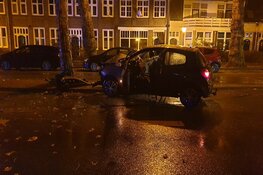 Auto tegen boom bij eenzijdig ongeval in Purmerend