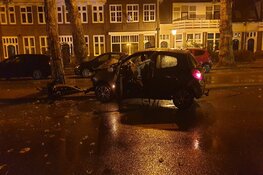 Auto tegen boom bij eenzijdig ongeval in Purmerend