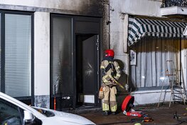 Brandbom bij deur van pand aan de Nieuwstraat in Purmerend