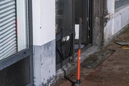 Brandbom bij deur van pand aan de Nieuwstraat in Purmerend