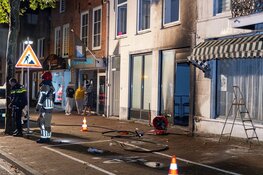 Brandbom bij deur van pand aan de Nieuwstraat in Purmerend