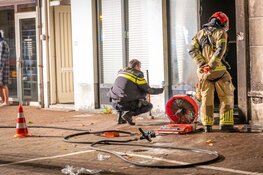 Brandbom bij deur van pand aan de Nieuwstraat in Purmerend