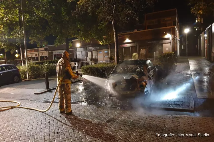 Auto door brand verwoest aan Zwanebloem