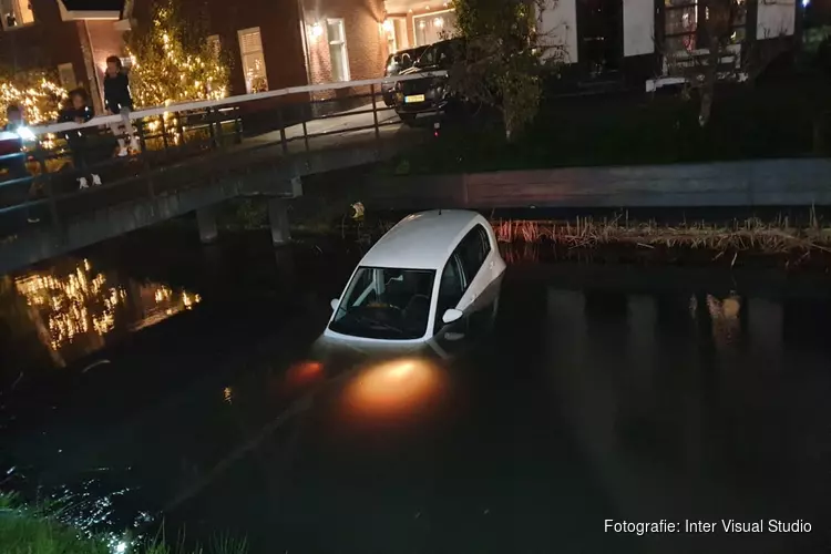 Auto te water in Zuidoostbeemster, handrem vergeten