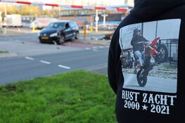 Motorrijder, op weg naar ride-out voor overleden motorrijder, raakt gewond bij ongeval