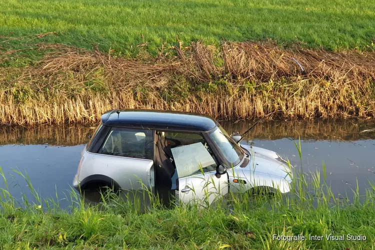 Auto in de sloot in Westbeemster