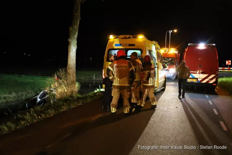 Auto tegen boom en in sloot in Noordbeemster, bestuurder gewond