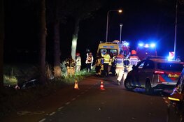 Auto tegen boom en in sloot in Noordbeemster, bestuurder gewond