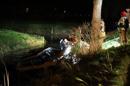 Auto tegen boom en in sloot in Noordbeemster, bestuurder gewond