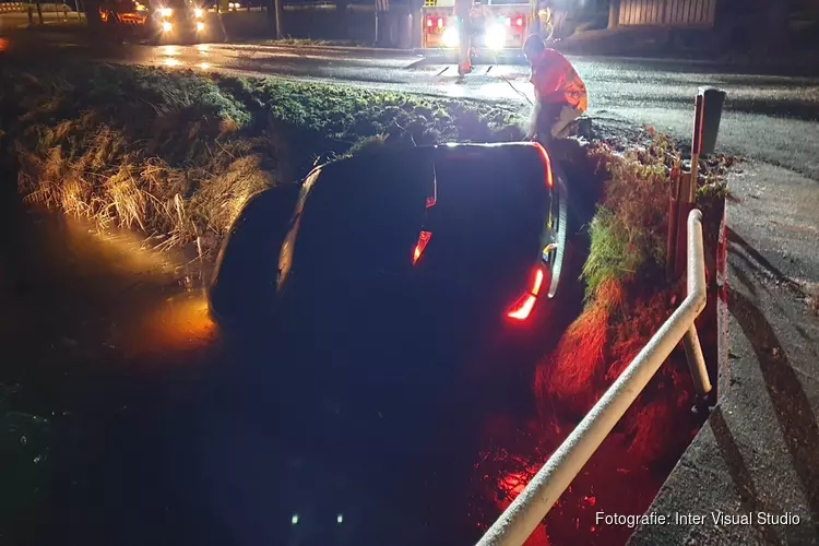 Auto te water in Noordbeemster, bestuurder aangehouden