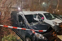 Bestelbus door brand verwoest