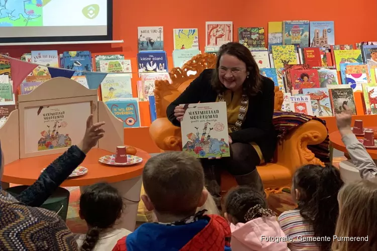 Burgemeester Ellen van Selm leest voor tijdens de Nationale Voorleesdagen