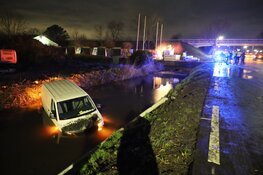 Auto te water langs Middenweg in Middenbeemster