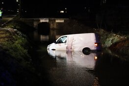 Auto te water langs Middenweg in Middenbeemster