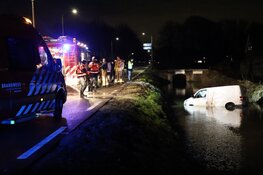 Auto te water langs Middenweg in Middenbeemster