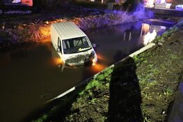 Auto te water langs Middenweg in Middenbeemster