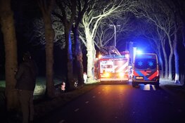 Automobilist met spoed naar ziekenhuis na crash in Purmer