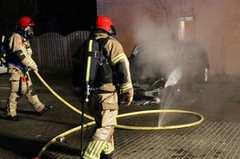 Autobrand in Purmerend. Brandweer voorkomt overslag naar woning