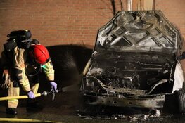 Autobrand in Purmerend. Brandweer voorkomt overslag naar woning