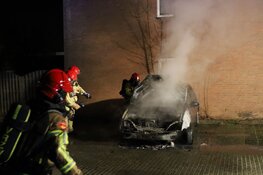 Autobrand in Purmerend. Brandweer voorkomt overslag naar woning