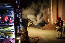 Autobrand in Purmerend. Brandweer voorkomt overslag naar woning