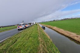 Auto raakt te water in de Purmer