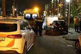 Sushi-bezorger rijdt tegen geparkeerde auto