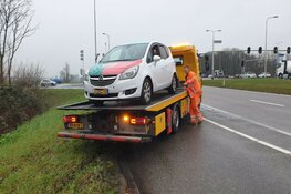 Automobilist rijdt bosjes in na nachtdienst