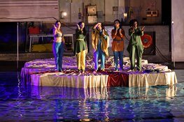 Theatervoorstelling Trojaanse Wijven op drijvend podium in Leeghwaterbad