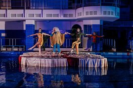 Theatervoorstelling Trojaanse Wijven op drijvend podium in Leeghwaterbad