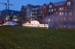 Boot aan Overmeersepolderdijk vat vlam