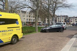 Automobilist met lekke band raakt controle kwijt en raakt boom