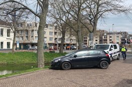 Automobilist met lekke band raakt controle kwijt en raakt boom