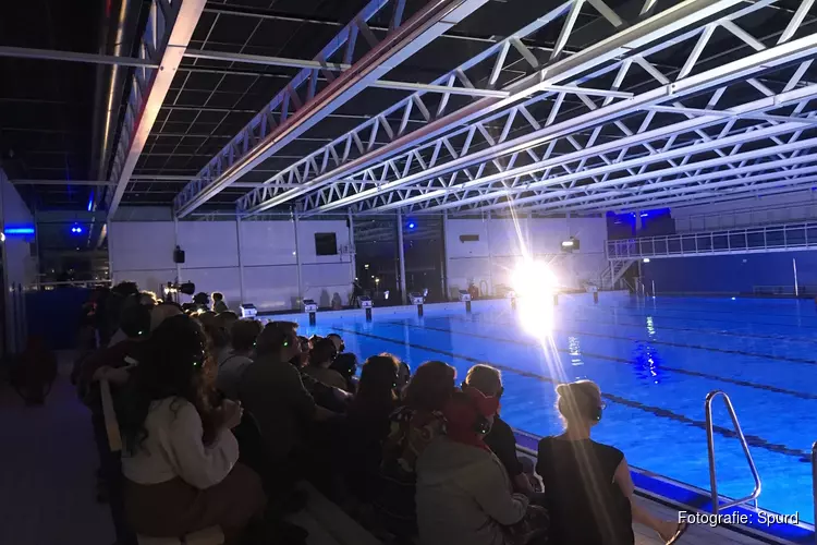 Theater op drijvend podium in Leeghwaterbad