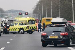 Auto in brand op A7, snelweg dicht