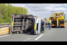 Aanhanger geschaard op A7, veel verkeershinder