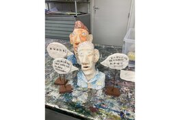 Reizende minivitrine KunstWerkt! in het Gemeentehuis