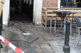 Brandbom tegen horecapand op Koemarkt