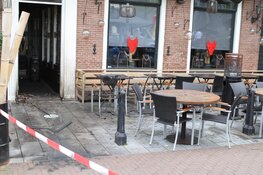 Brandbom tegen horecapand op Koemarkt