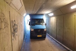 Boodschappenbezorger komt vast te zitten in tunnel
