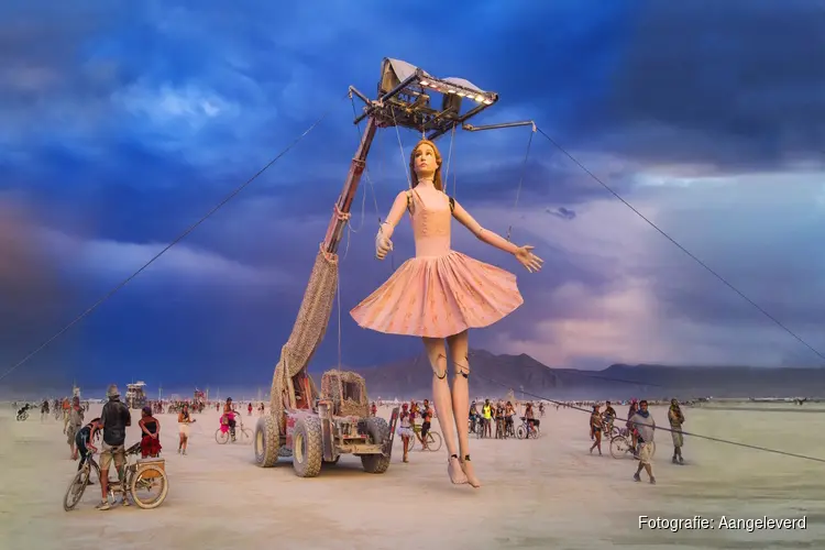 Reusachtige opening van het Reuring Festival 2023 met Giant Puppets van Carros de Foc en vele lokale talenten