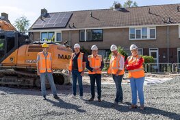 Wethouders bekijken rioleringswerkzaamheden in Wheermolen-Oost